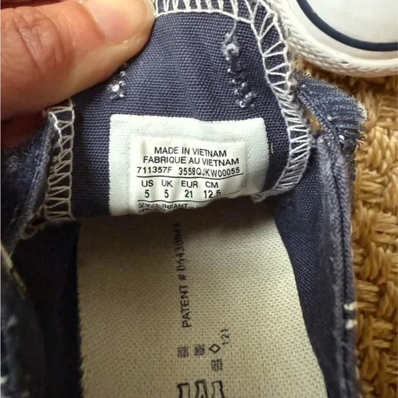 Converse Chuck Taylor All Star Velcro shoes, toddler size 5 - Picture 6 of 6